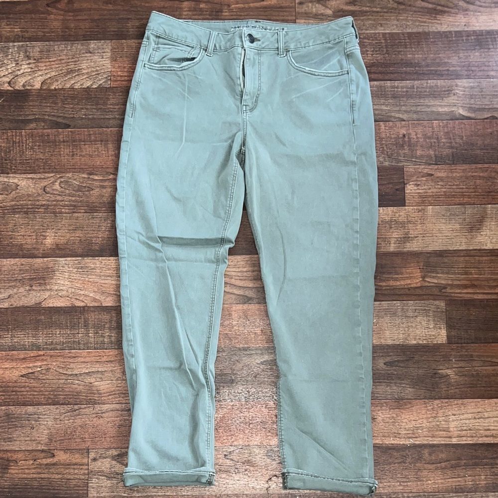American Eagle Outfitters Light Green Cropped Jeans size 12 tomgirl stretch